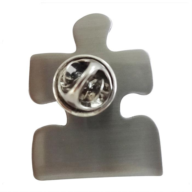 Niestandardowe logo z nadrukiem Puzzle z żywicy epoksydowej. Przypinka do klapy