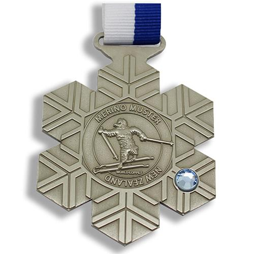 Metalowy medal sportowy Snow Design Crystal Skiing